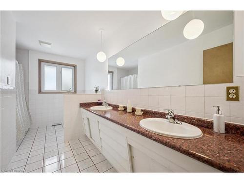 172 Abraham Street, Cambridge, ON - Indoor Photo Showing Bathroom