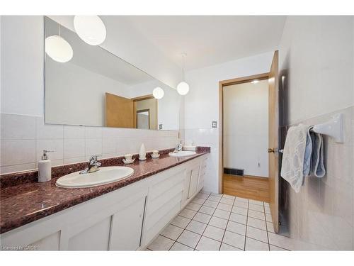 172 Abraham Street, Cambridge, ON - Indoor Photo Showing Bathroom