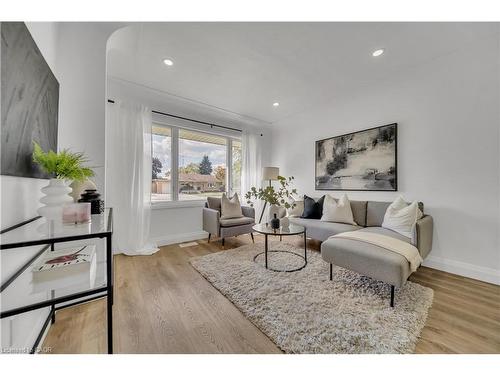 1717 Severn Avenue, Cambridge, ON - Indoor Photo Showing Living Room