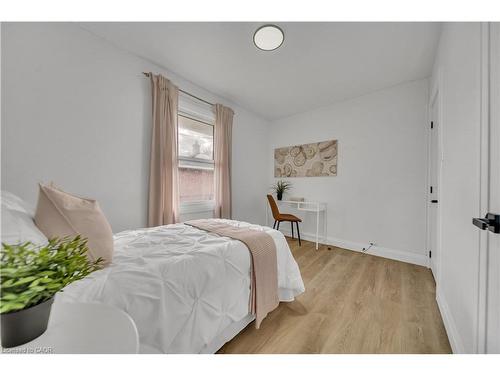 1717 Severn Avenue, Cambridge, ON - Indoor Photo Showing Bedroom