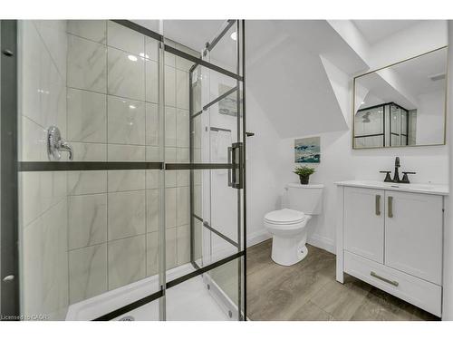 1717 Severn Avenue, Cambridge, ON - Indoor Photo Showing Bathroom