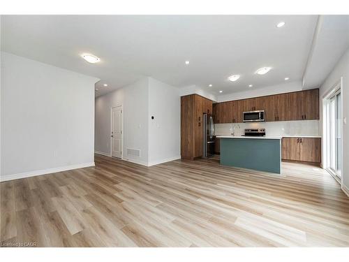 28-205 Thames Way, Hamilton, ON - Indoor Photo Showing Kitchen