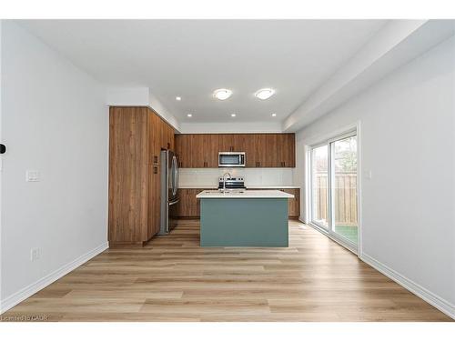28-205 Thames Way, Hamilton, ON - Indoor Photo Showing Kitchen