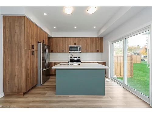 28-205 Thames Way, Hamilton, ON - Indoor Photo Showing Kitchen With Stainless Steel Kitchen