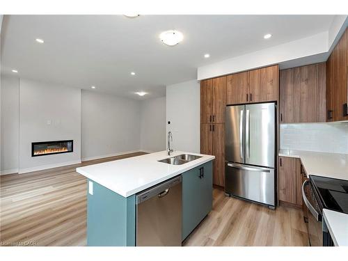 28-205 Thames Way, Hamilton, ON - Indoor Photo Showing Kitchen With Stainless Steel Kitchen With Double Sink With Upgraded Kitchen