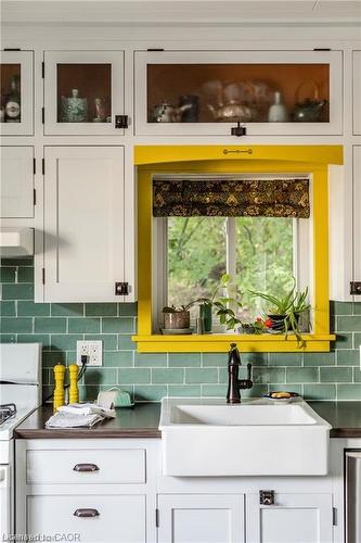 210 Charlton Avenue E, Hamilton, ON - Indoor Photo Showing Kitchen