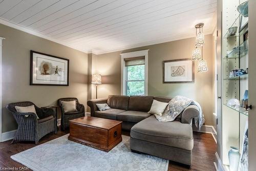 210 Charlton Avenue E, Hamilton, ON - Indoor Photo Showing Living Room