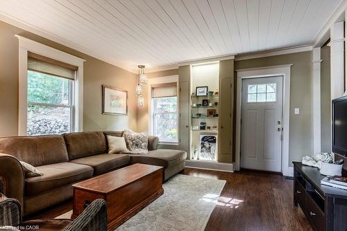 210 Charlton Avenue E, Hamilton, ON - Indoor Photo Showing Living Room