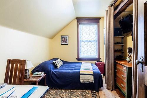 210 Charlton Avenue E, Hamilton, ON - Indoor Photo Showing Bedroom