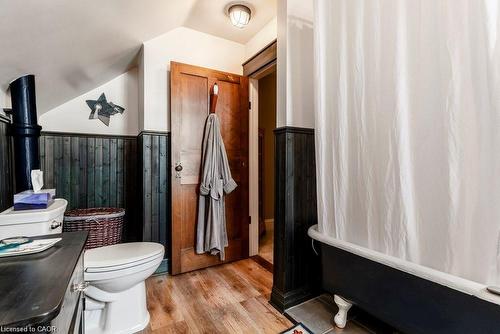 210 Charlton Avenue E, Hamilton, ON - Indoor Photo Showing Bathroom