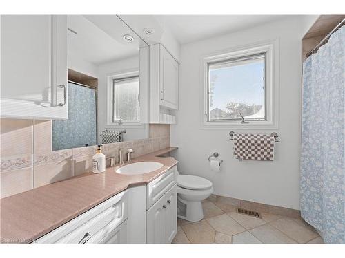 11 George Street, Grimsby, ON - Indoor Photo Showing Bathroom