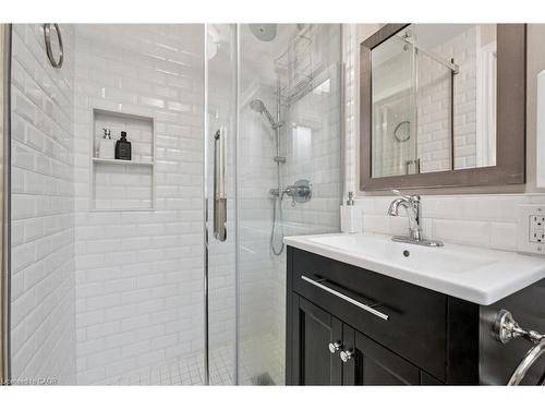 4 Berkley Place, Guelph, ON - Indoor Photo Showing Bathroom