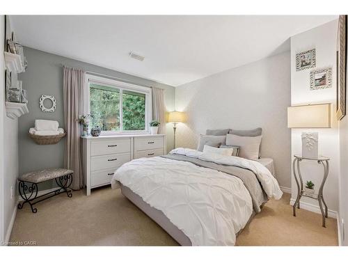 4 Berkley Place, Guelph, ON - Indoor Photo Showing Bedroom