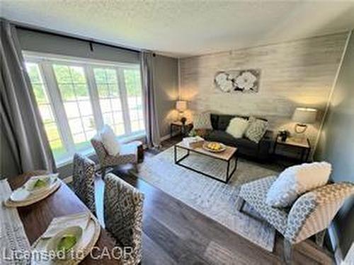 995 Elgin Street N, Cambridge, ON - Indoor Photo Showing Living Room