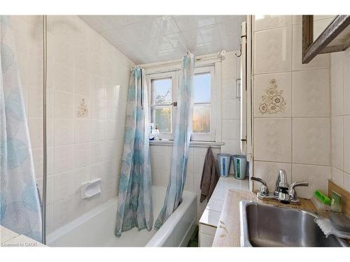 30 Chatham Street, Hamilton, ON - Indoor Photo Showing Bathroom