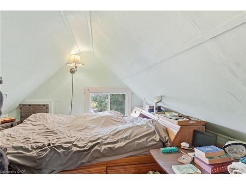 30 Chatham Street, Hamilton, ON - Indoor Photo Showing Bedroom