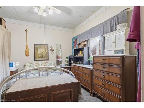 30 Chatham Street, Hamilton, ON - Indoor Photo Showing Bedroom