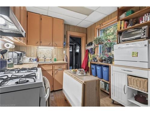 30 Chatham Street, Hamilton, ON - Indoor Photo Showing Kitchen