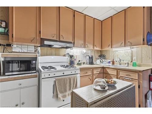 30 Chatham Street, Hamilton, ON - Indoor Photo Showing Kitchen