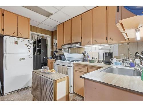 30 Chatham Street, Hamilton, ON - Indoor Photo Showing Kitchen