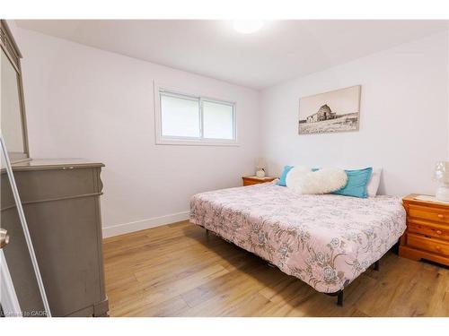 18 Silverdale Crescent, London, ON - Indoor Photo Showing Bedroom