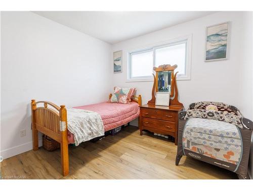 18 Silverdale Crescent, London, ON - Indoor Photo Showing Bedroom