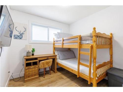 18 Silverdale Crescent, London, ON - Indoor Photo Showing Bedroom
