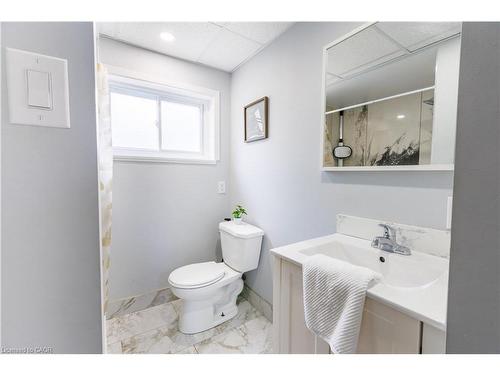 18 Silverdale Crescent, London, ON - Indoor Photo Showing Bathroom