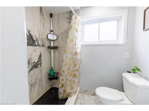 18 Silverdale Crescent, London, ON - Indoor Photo Showing Bathroom
