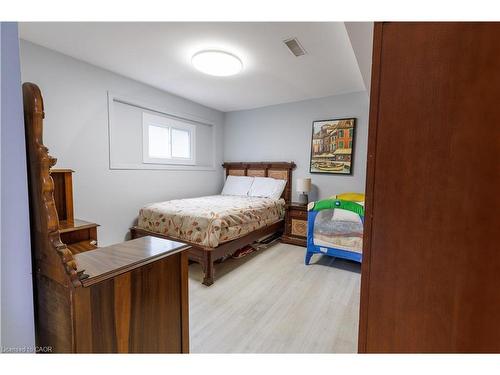 18 Silverdale Crescent, London, ON - Indoor Photo Showing Bedroom