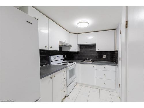 18 Silverdale Crescent, London, ON - Indoor Photo Showing Kitchen