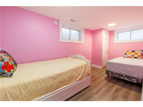 18 Silverdale Crescent, London, ON - Indoor Photo Showing Bedroom