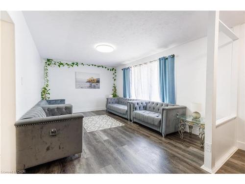 18 Silverdale Crescent, London, ON - Indoor Photo Showing Living Room