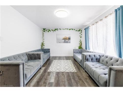 18 Silverdale Crescent, London, ON - Indoor Photo Showing Living Room
