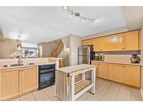 51-2531 Northampton Boulevard, Burlington, ON - Indoor Photo Showing Kitchen With Double Sink
