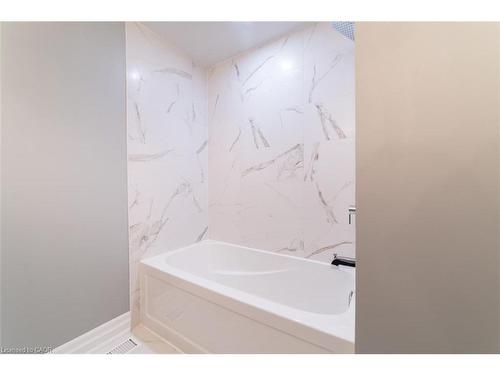 2-1011 White Oak Drive, Burlington, ON - Indoor Photo Showing Bathroom