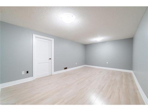 2-1011 White Oak Drive, Burlington, ON - Indoor Photo Showing Other Room