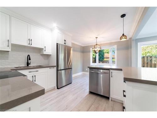 2-1011 White Oak Drive, Burlington, ON - Indoor Photo Showing Kitchen With Upgraded Kitchen