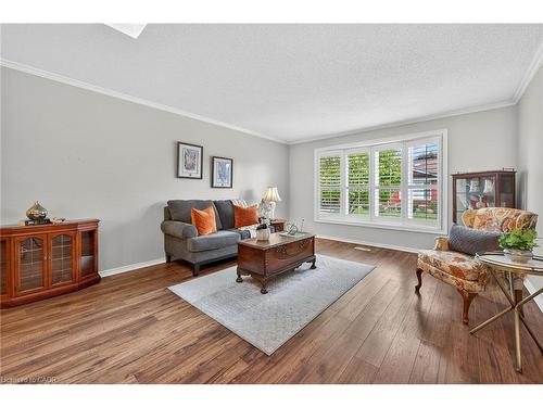 2-20 Courtland Drive, Brantford, ON - Indoor Photo Showing Living Room