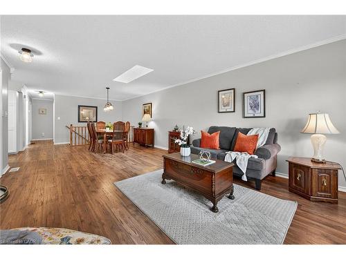 2-20 Courtland Drive, Brantford, ON - Indoor Photo Showing Living Room