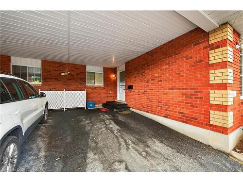 2-20 Courtland Drive, Brantford, ON - Indoor Photo Showing Garage