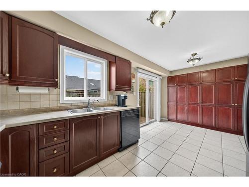 23-7 Southside Place, Hamilton, ON - Indoor Photo Showing Kitchen With Double Sink