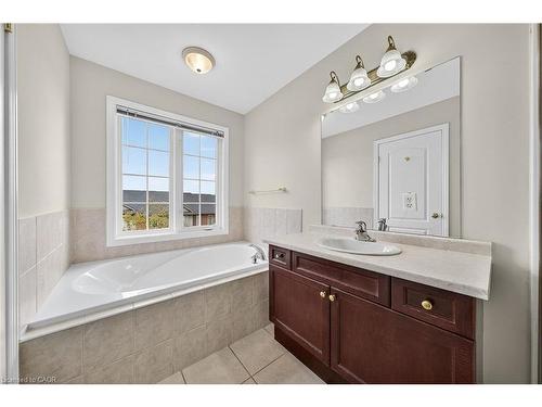 23-7 Southside Place, Hamilton, ON - Indoor Photo Showing Bathroom