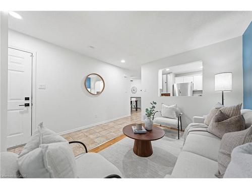 181 Walsh Crescent, Stratford, ON - Indoor Photo Showing Living Room