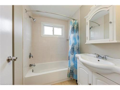 2369 Coldstream Drive, Burlington, ON - Indoor Photo Showing Bathroom