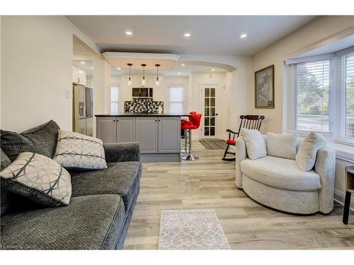 129 Talbot Street, Kitchener, ON - Indoor Photo Showing Living Room