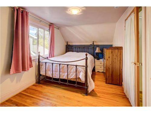 129 Talbot Street, Kitchener, ON - Indoor Photo Showing Bedroom