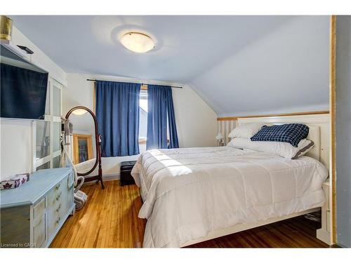 129 Talbot Street, Kitchener, ON - Indoor Photo Showing Bedroom