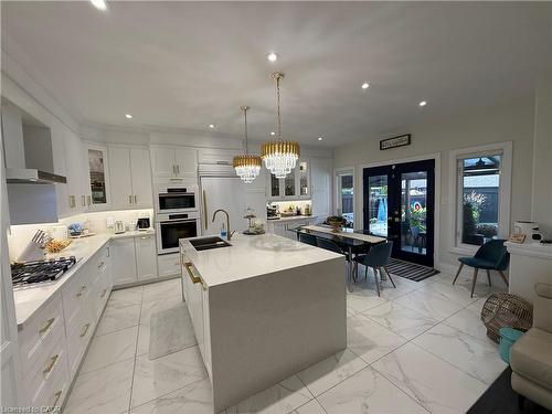 11 Donatello Court, Hamilton, ON - Indoor Photo Showing Kitchen With Upgraded Kitchen