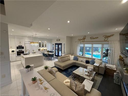 11 Donatello Court, Hamilton, ON - Indoor Photo Showing Living Room